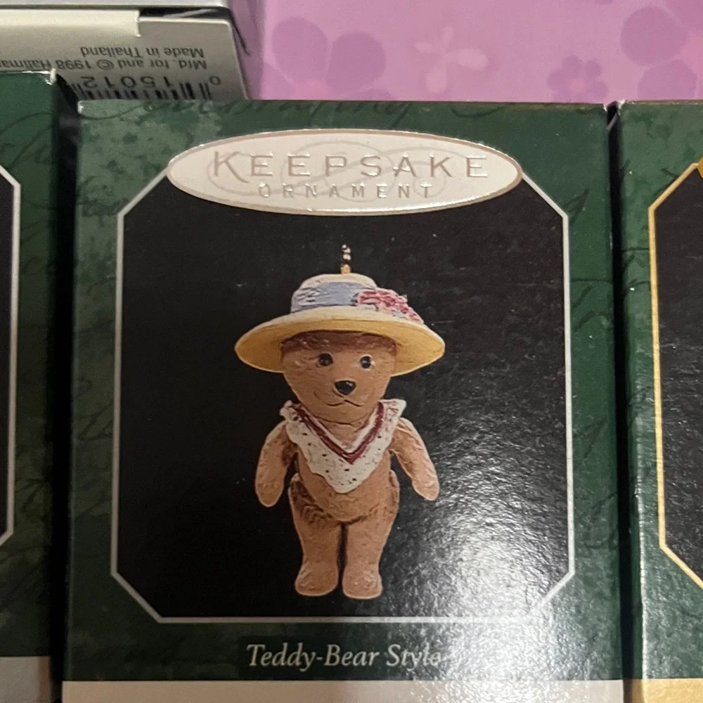 Hallmark Keepsake Ornament Collection - Green and Purple - Picture 5 of 6